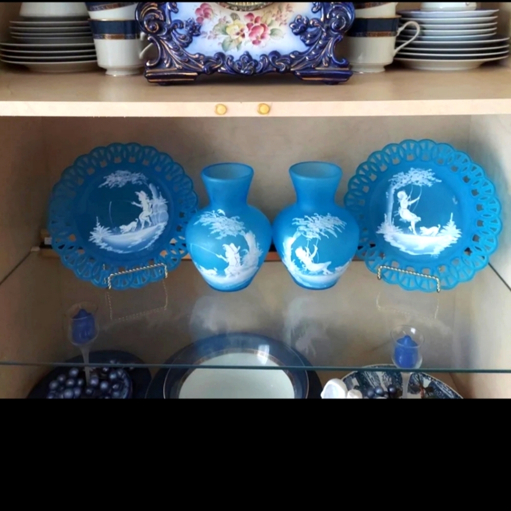 1970s Westmoreland Blue Mist Collection 2 Plates & 2 Matching Urns LIKE NEW!